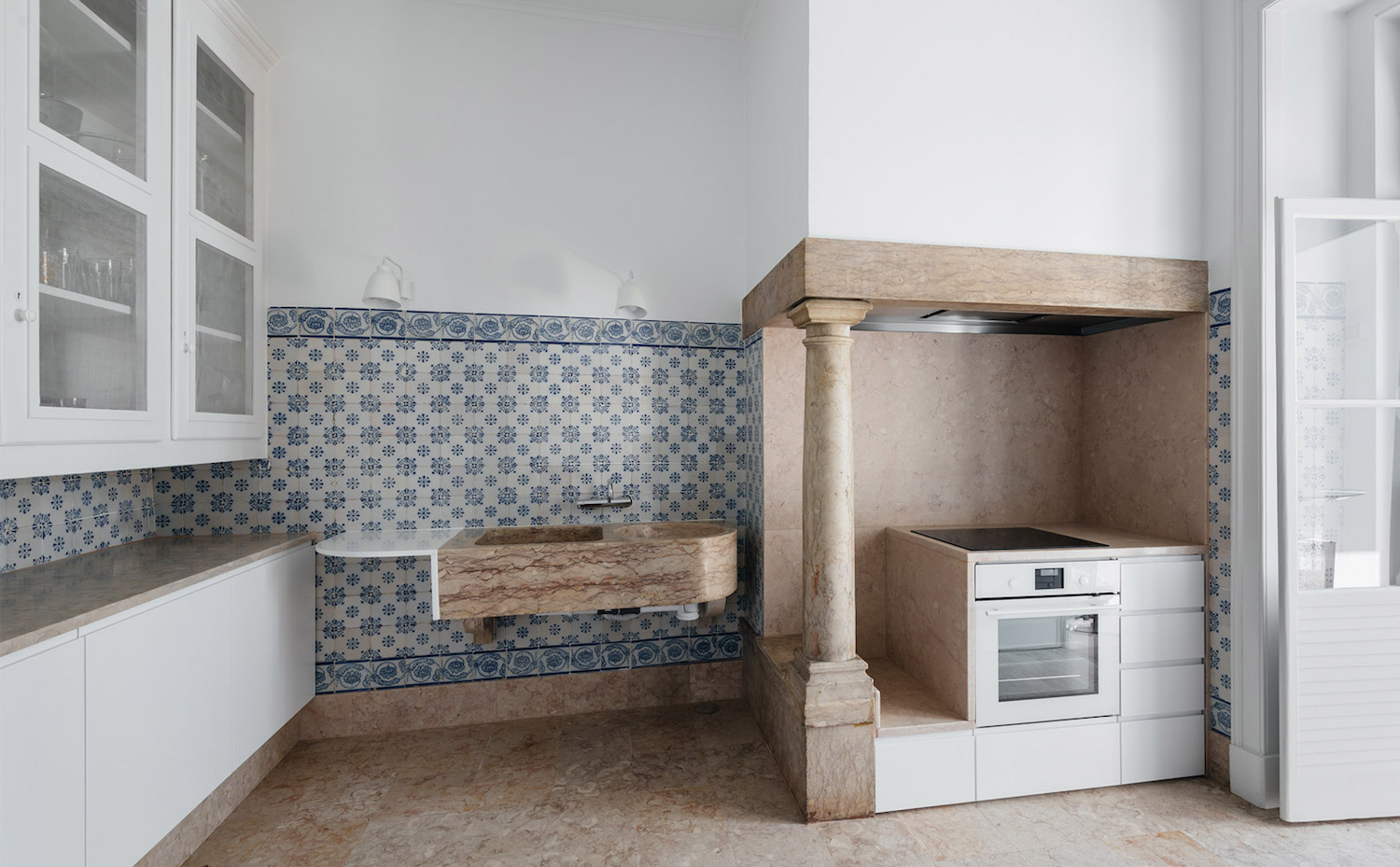 No se ha querido prescindir de los antiguos hornillos de la cocina ni de las bellísimas y autóctonas baldosas lusas. La funcionalidad, en este caso, se ha conseguido con la creación de este armario blanco